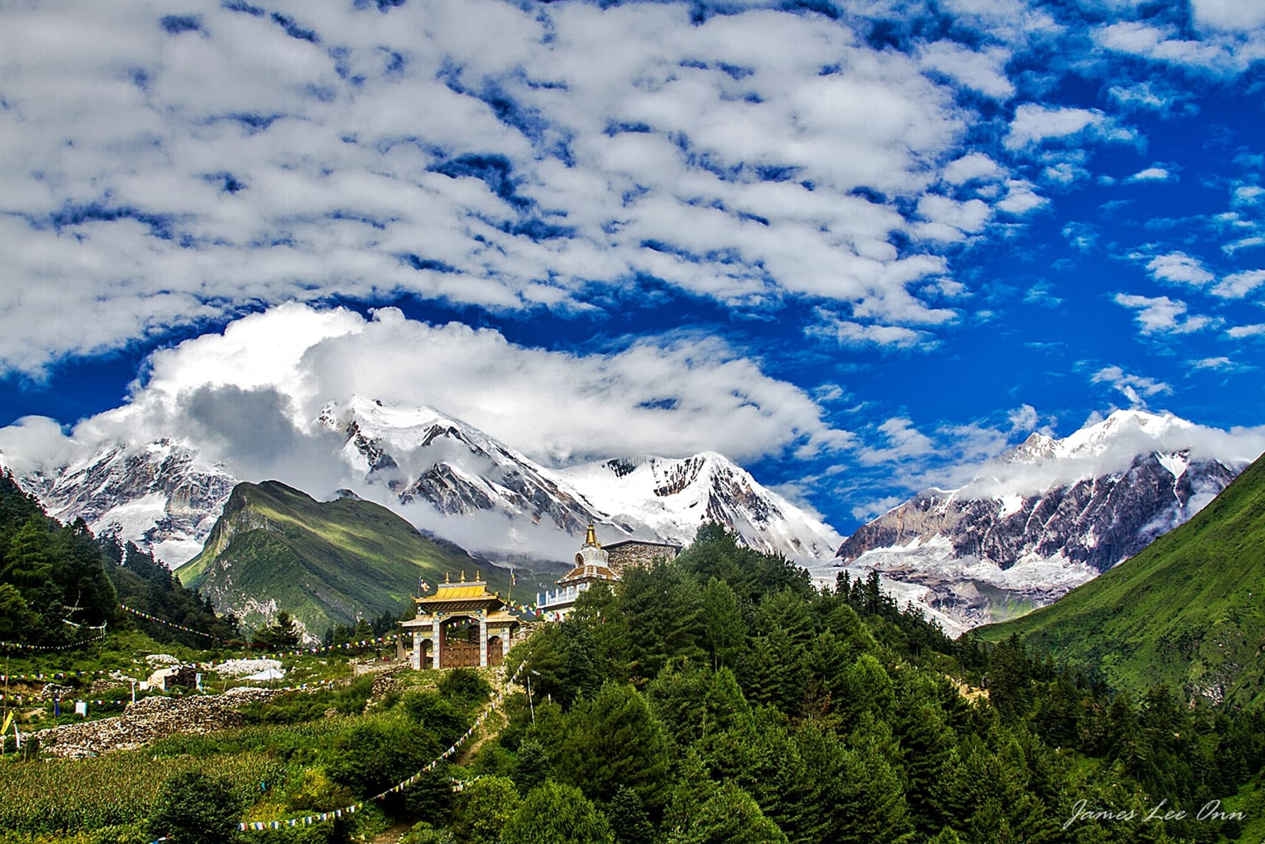 Glacier valley trail with a snow peak on the Manaslu circuit